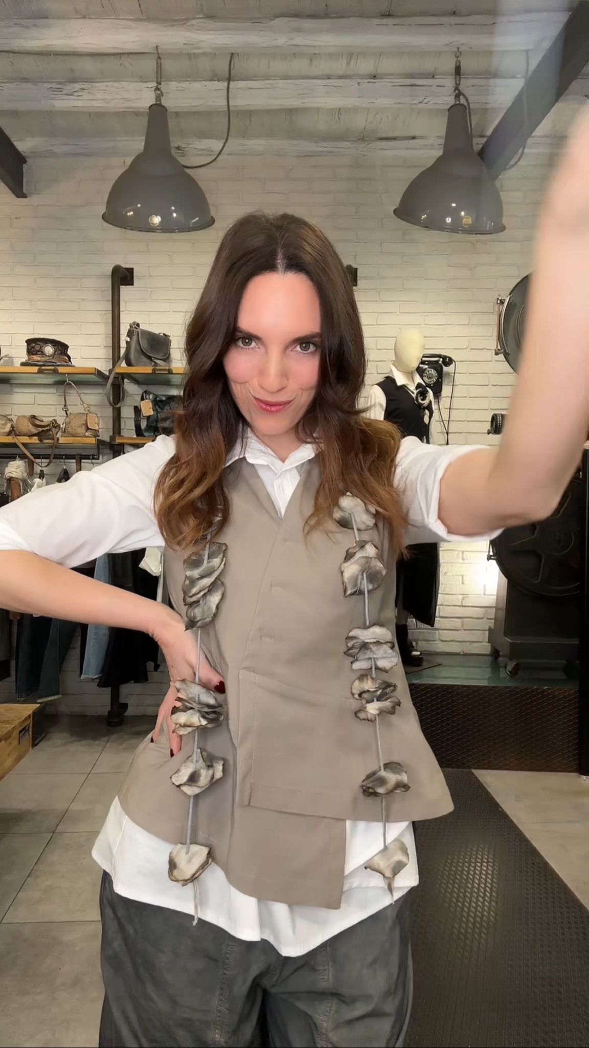 Shop the look Marzo (Gilet Frida + Pantaloni Effetto Jeans + Camicia Cucitura Asimmetrica)